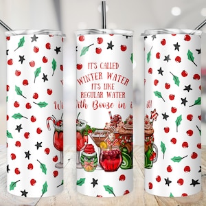 Puede incluir: Un vaso blanco con un patr&oacute;n de acebo rojo y verde y el texto "It's called winter water. It's like regular water with booze in it!"