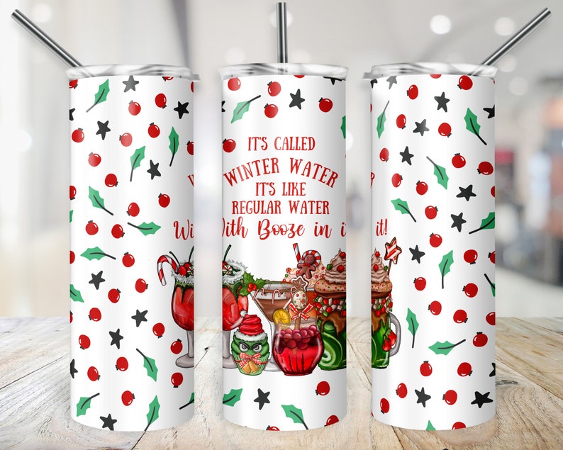Puede incluir: Un vaso blanco con un patr&oacute;n de acebo rojo y verde y el texto "It's called winter water. It's like regular water with booze in it!"