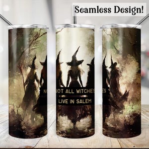 Könnte beinhalten: Drei Edelstahlbecher mit einem Hexen-Thema-Design. Das Design zeigt silhouettierte Hexen mit Hüten und Roben, mit dem Text "NOT ALL WITCHES LIVE IN SALEM". Der Hintergrund zeigt eine Waldszene mit nahtlosem Design.