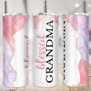 Puede incluir: Tres vasos de acero inoxidable con un dise&ntilde;o de m&aacute;rmol rosa y morado y detalles de purpurina dorada. El vaso del medio tiene el texto "blessed GRANDMA" en negro.
