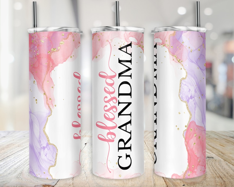Puede incluir: Tres vasos de acero inoxidable con un dise&ntilde;o de m&aacute;rmol rosa y morado y detalles de purpurina dorada. El vaso del medio tiene el texto "blessed GRANDMA" en negro.