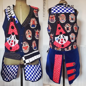 Könnte beinhalten: Eine zweifarbige Weste mit einem skurrilen Design. Die Vorderseite zeigt eine Clown-Gesicht-Applikation sowie Punkte- und Schachbrettmuster. Die Rückseite hat kreisförmige Illustrationen und ein Clown-Gesicht. Die Weste ist blau, rot, schwarz und weiß.