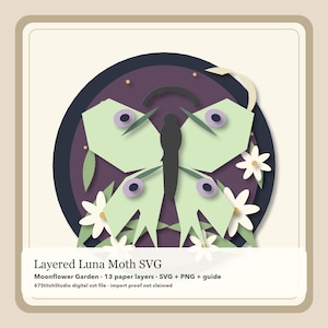 Puede incluir: Un diseño de papel en capas que presenta una polilla luna verde pálido centrada sobre un fondo circular morado oscuro, rodeada de flores blancas y hojas verdes. El texto dice Layered Luna Moth SVG, Moonflower Garden, 13 paper layers, SVG + PNG + guide, 67StitchStudio digital cut file - import proof not claimed.