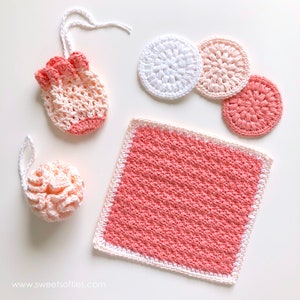 Puede incluir: Un conjunto de accesorios de baño de ganchillo en rosa y blanco. El conjunto incluye una toallita, una bolsa de jabón, una esponja y tres estropajos redondos.