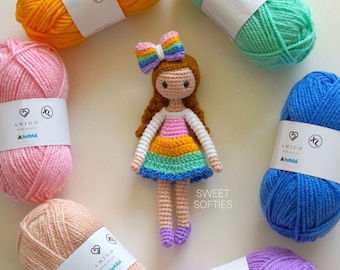 Prism the Rainbow Doll gehaakt PDF-patroon · Geen naai Amigurumi lijfbasis en jurk · Low-Sew projecthandleiding · Pride kleurrijke grillige kleuren