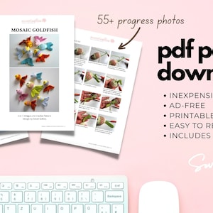 Puede incluir: Un fondo rosa con un teclado, un rat&oacute;n y p&aacute;ginas impresas. Las p&aacute;ginas muestran un patr&oacute;n de ganchillo para peces dorados de mosaico, con instrucciones y fotos. El texto dice "pdf pattern download" y enumera las caracter&iacute;sticas.