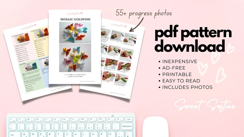 Puede incluir: Un fondo rosa con un teclado, un rat&oacute;n y p&aacute;ginas impresas. Las p&aacute;ginas muestran un patr&oacute;n de ganchillo para peces dorados de mosaico, con instrucciones y fotos. El texto dice "pdf pattern download" y enumera las caracter&iacute;sticas.