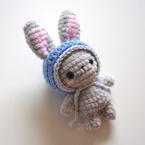 Schema per coniglietto con cuffia all'uncinetto · Tutorial Amigurumi a cucitura bassa Filato fai da te Arte in fibra Piccolo coniglio Senza cucitura Cucitura bassa Peluche di Pasqua Giocattolo per bambini