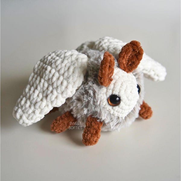 Patrón de crochet de Stella, la polilla de seda · Muñeca amigurumi de polilla · Peluche de lana sintética DIY · Animal de peluche de apoyo emocional · Lindo peluche kawaii
