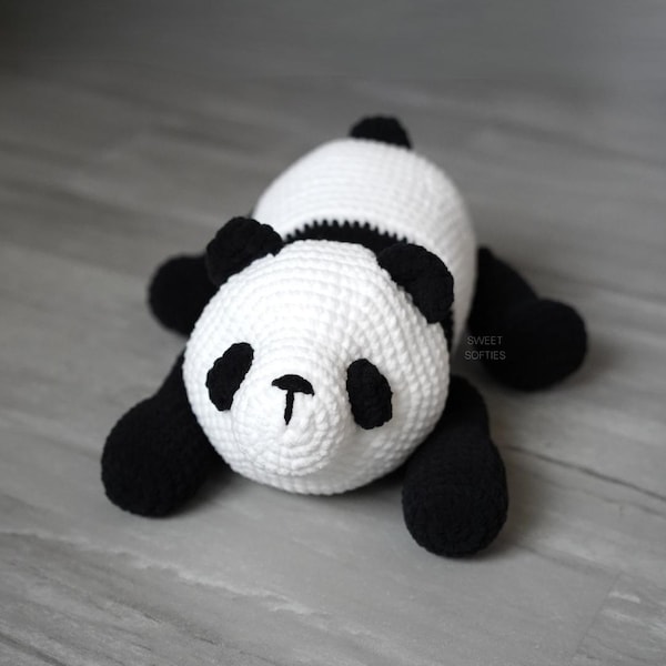 Padrão de crochê amigurumi de filhote de panda gigante · Urso panda bebê realista, grande e de pelúcia, boneco gigante de pelúcia.