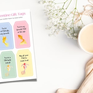 Puede incluir: Etiquetas de regalo imprimibles para el D&iacute;a de San Valent&iacute;n con ilustraciones de peces dorados en acuarela y frases ingeniosas como "Baby I'd be no-FIN without you". Las etiquetas son de colores pastel y est&aacute;n dise&ntilde;adas para un proyecto de ganchillo.