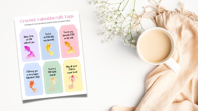 Puede incluir: Etiquetas de regalo imprimibles para el D&iacute;a de San Valent&iacute;n con ilustraciones de peces dorados en acuarela y frases ingeniosas como "Baby I'd be no-FIN without you". Las etiquetas son de colores pastel y est&aacute;n dise&ntilde;adas para un proyecto de ganchillo.