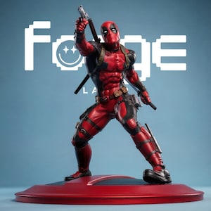 Puede incluir: Una figura de acción detallada de Deadpool sobre una base circular roja, con un traje táctico rojo y negro y un cinturón utilitario. La figura sostiene una pistola en la mano levantada y una katana en la espalda. El texto Forge es visible.