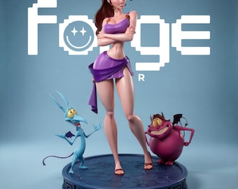 Könnte beinhalten: Eine stilisierte Figuren-Set mit einer großen Frau mit braunen Haaren in einem violetten Kleid, begleitet von einem kleinen blauen gehörnten Wesen und einem runden violetten geflügelten Wesen auf einem runden Sockel mit Mäander-Muster und Text Forge.