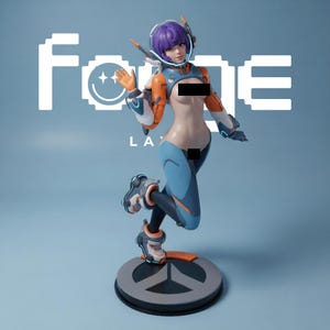 Puede incluir: Una figura coleccionable de estilo anime con un personaje de pelo corto morado, que lleva piezas de armadura robótica naranja y azul en brazos y piernas, sobre una base circular con un logotipo, frente a un fondo con el texto Forge.