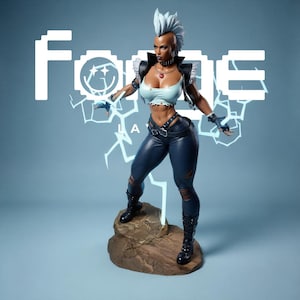 Può includere: Una statuetta da collezione di un personaggio con capelli bianchi, che indossa un gilet di pelle nera, un top corto azzurro e pantaloni scuri. La figura poggia su una base di roccia marrone con effetti di fulmini blu. Il testo "Forge" è visibile.