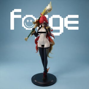 Può includere: Una statuetta in stile anime in piedi con lunghi capelli rossi, occhiali da sole neri e calze scure fino alle cosce. La figura tiene una grande spada dorata e verde sulla spalla. La parola Forge è stampata in bianco dietro la figura.