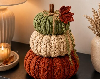 Calabazas apiladas de ganchillo, trío de punto acanalado con trenzas, decoración otoñal de estilo rústico (patrón en PDF)