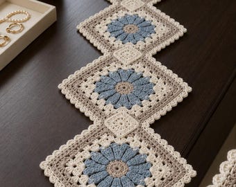 Patrón de camino de mesa cuadrado de ganchillo con estampado floral bohemio estilo abuela (descarga en PDF)