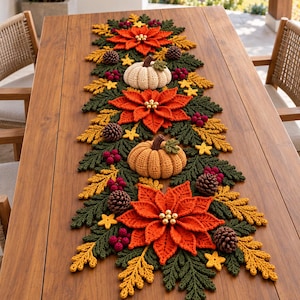 Può includere: Un lungo runner da tavola decorativo con elementi all'uncinetto che includono fiori di stella di Natale arancioni brillanti con centri dorati, zucche color crema e arancione, rami di pino verde scuro, foglie gialle, bacche rosse e pigne marroni.