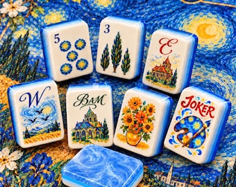 Könnte beinhalten: Ein Set aus sieben rechteckigen Mahjong-Spielsteinen mit künstlerischen Illustrationen im Van-Gogh-Stil, darunter Sonnenblumen, Zypressen und eine Kirche, sowie ein blau marmorierter Stein und ein JOKER-Stein mit Farbpalette.