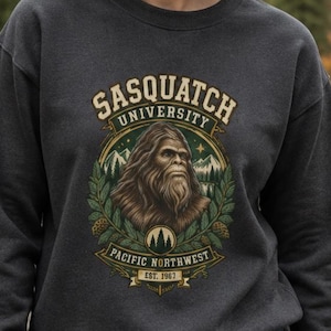 Bigfoot Collegiate Crewneck Sweatshirt, Sasquatch University Vapensköld, PNW Cryptid Pullover Gåva