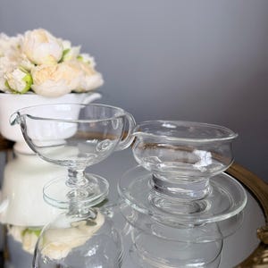 Set da portata vintage in vetro per sugo e salsa, con base a forma di barchetta e doppio beccuccio, stile metà secolo.