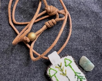 Collana amuleto in fibra cucita a mano e avventurina verde