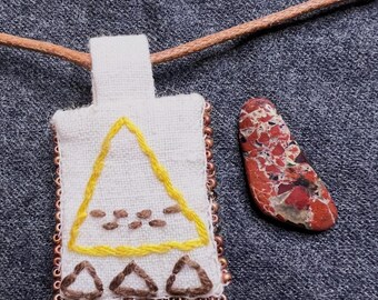 Collana amuleto in fibra cucita a mano