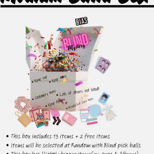 Puede incluir: Una caja sorpresa blanca de tamaño mediano con el texto Medium Blind Box, Bias y Blind Mystery. La caja está rodeada de confeti de colores y varios artículos, incluyendo un coletero rosa, cuadernos pequeños, una taza y tarjetas fotográficas. El texto enumera Kpop cup, Kpop items, stationery items, Kpop albums y beauty/self care items.