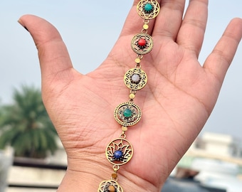 Handgemaakte messing armband met 7 chakra's en edelstenen, boho-sieraden in heilige geometrie.