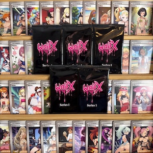 Peut inclure: Cinq paquets de cartes à collectionner en aluminium noir étiquetés WaifX Series 1 avec un texte rose dégoulinant, disposés devant une présentation de diverses cartes de personnages d'entraîneurs de style anime avec des figures féminines.