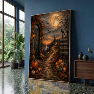 Könnte beinhalten: Ein vertikaler Wandkunstdruck, der eine herbstliche Landschaft mit einem Steinpfad, Kürbissen und einem Wegweiser mit der Aufschrift Pumpkin Patch, Witches Way, Haunted Forest und Old Graveyard zeigt. Mit Vollmond, Fledermäusen und einem Raben.