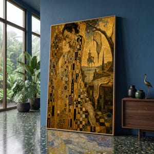 Puede incluir: Una impresión de arte mural rectangular que presenta una fusión de dos estilos artísticos, mostrando a una pareja de tonos dorados en un abrazo a la izquierda, que se transforma en un paisaje surrealista con relojes derretidos y una torre lejana a la derecha.