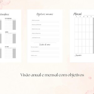 Peut inclure: Trois pages de planificateur blanches avec du texte noir et des mises en page en grille. La première page présente un calendrier de six mois, la deuxième liste des objectifs annuels et la troisième une grille mensuelle avec des sections dédiées.