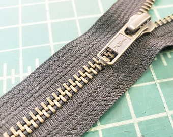 28 INCH CHUNKY OPEN ZIPS SILVER//BRASS TEETMOULDED