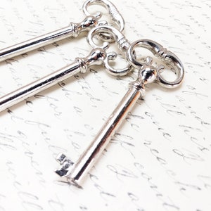 Silver Skeleton Key Wedding Favor Antique Key Necklace Jewelry Making Destash Vintage Key Pendant Charm Furniture Cabinet Key
