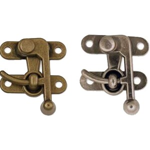 Pode incluir: Dois fechos de porta de arm&aacute;rio de estilo antigo. Um &eacute; de cor lat&atilde;o e o outro &eacute; de cor prata. Ambos t&ecirc;m uma pega de alavanca e um bot&atilde;o redondo.