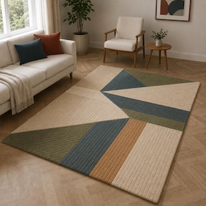Puede incluir: Una alfombra rectangular con un patrón geométrico de líneas paralelas texturizadas en tonos beige, verde oliva, azul pizarra y terracota. El diseño consta de grandes secciones angulares de bloques de color que crean una composición visual moderna y estructurada en toda la superficie del revestimiento.