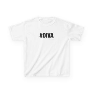 Peut inclure: Un t-shirt blanc à manches courtes avec le texte #DIVA imprimé en lettres capitales noires et grasses au centre de la poitrine. Le vêtement présente un col rond standard et un ourlet droit, fabriqué dans un tissu blanc uni.