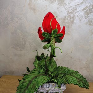 Pianta carnivora ispirata ad Audrey II, scultura realizzata a mano con scovolini, pianta finta tassidermizzata, decorazione originale per la scrivania, regalo con fiori eterni