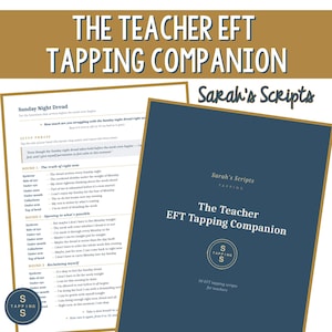 Può includere: Un libretto blu scuro intitolato The Teacher EFT Tapping Companion di Sarah's Scripts, con un logo circolare con le lettere S e S. Accanto, una pagina bianca mostra uno script di tapping Sunday Night Dread con istruzioni dettagliate.