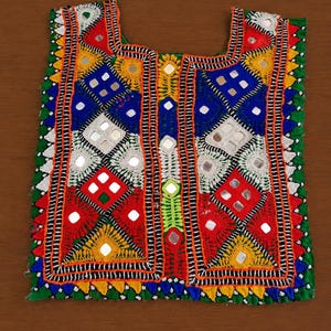 Parches de vestido bordados con espejos Banjara vintage multicolor, apliques de algodón hechos a mano (33 x 28 cm)