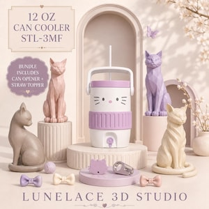 Puede incluir: Un enfriador de latas de 12 oz con diseño de cara de gato en blanco y lavanda, con asa y pajita. El set incluye cuatro figuras geométricas de gato en beige, rosa, gris y morado, además de accesorios de lazo, un abrelatas y un tope para pajita.