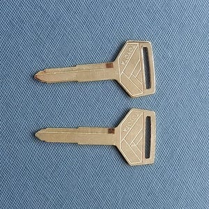 以下が含まれることがあります： ヘッド部分に幾何学模様と大文字でTOYOTAと刻印された、同一の金色の金属製キー2本。各キーの上部には長方形の穴があり、先端が尖った標準的なブレード形状をしています。