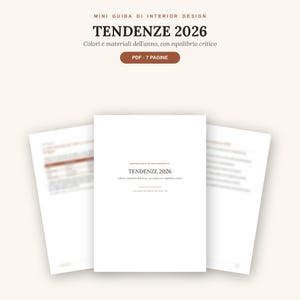 Könnte beinhalten: Ein digitales Dokument mit dem Titel Mini Guida di Interior Design Tendenze 2026 und einem braunen Button mit der Aufschrift PDF 7 Pagine. Die mittlere Seite zeigt den Text Tendenze 2026, Colori e materiali dell'anno, con equilibrio critico.