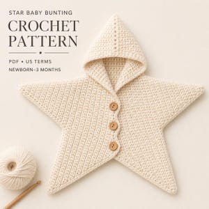 Könnte beinhalten: Eine cremefarbene, sternförmige Häkelanleitung für einen Babyschlafsack mit Kapuze und drei Holzknöpfen. Der Text lautet STAR BABY BUNTING CROCHET PATTERN PDF US TERMS NEWBORN-3 MONTHS. Ein Garnknäuel und eine Häkelnadel sind zu sehen.