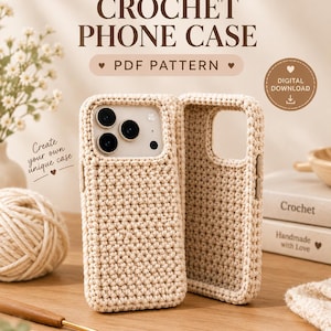 Op de afbeelding: Een beige haakpatroon voor een telefoonhoesje als PDF met de tekst HANDMADE CROCHET PHONE CASE, PDF PATTERN, DIGITAL DOWNLOAD en Create your own unique case. De afbeelding toont twee aanzichten van een gehaakt, lichtbruin telefoonhoesje.