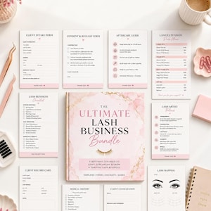 Op de afbeelding: Een verzameling geprinte documenten voor een wimperbedrijf, inclusief een centrale map met de titel The Ultimate Lash Business Bundle, omringd door intakeformulieren, toestemmingsformulieren, nazorggidsen, prijslijsten en checklists.