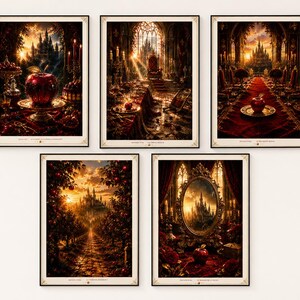 Peut inclure: Un ensemble de cinq affiches encadrées représentant des scènes de fantasy sombre avec des châteaux, des pommes rouges, des salles de banquet ornées et des miroirs magiques. Chaque impression rectangulaire affiche des tons dorés et rouges profonds.
